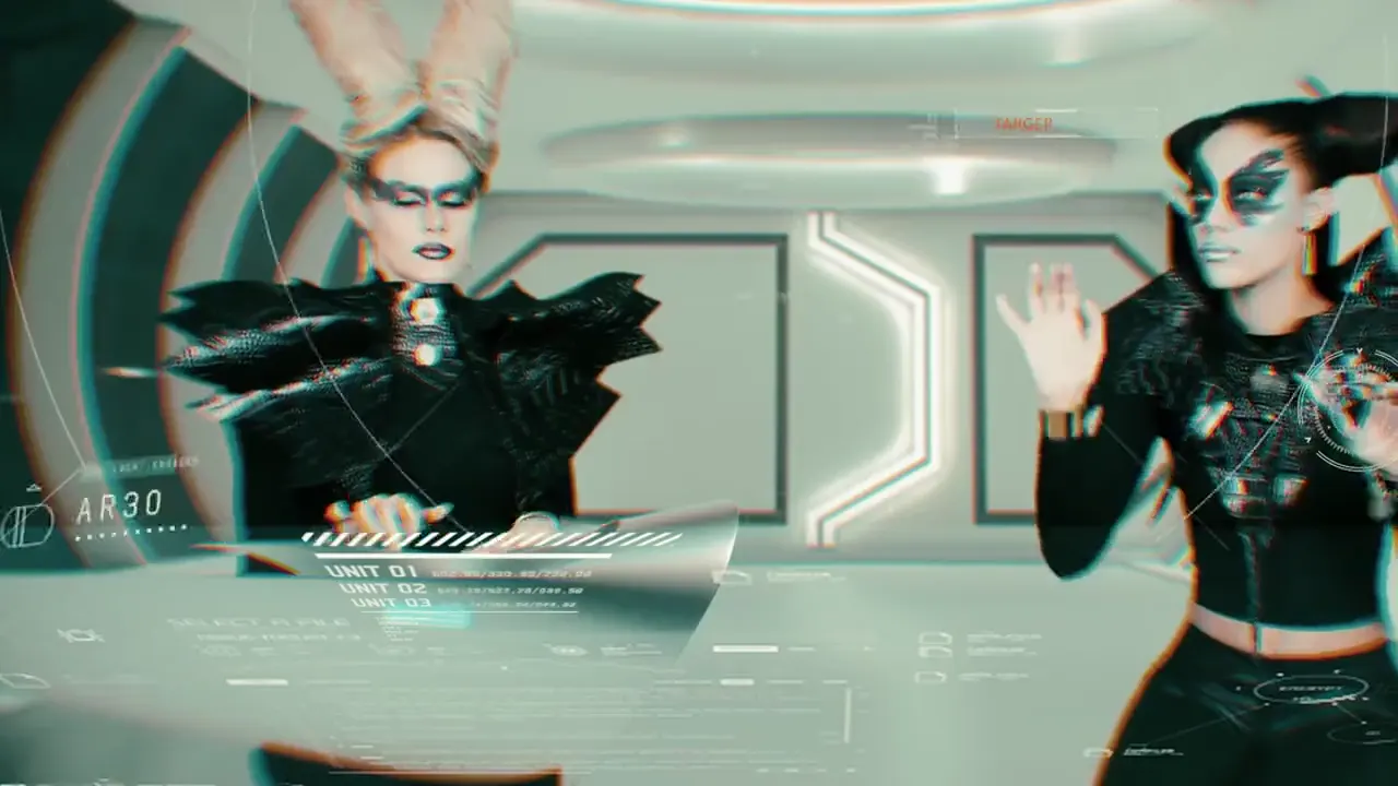 Show futurista: bailarinas con trajes metálicos y gráficos holográficos