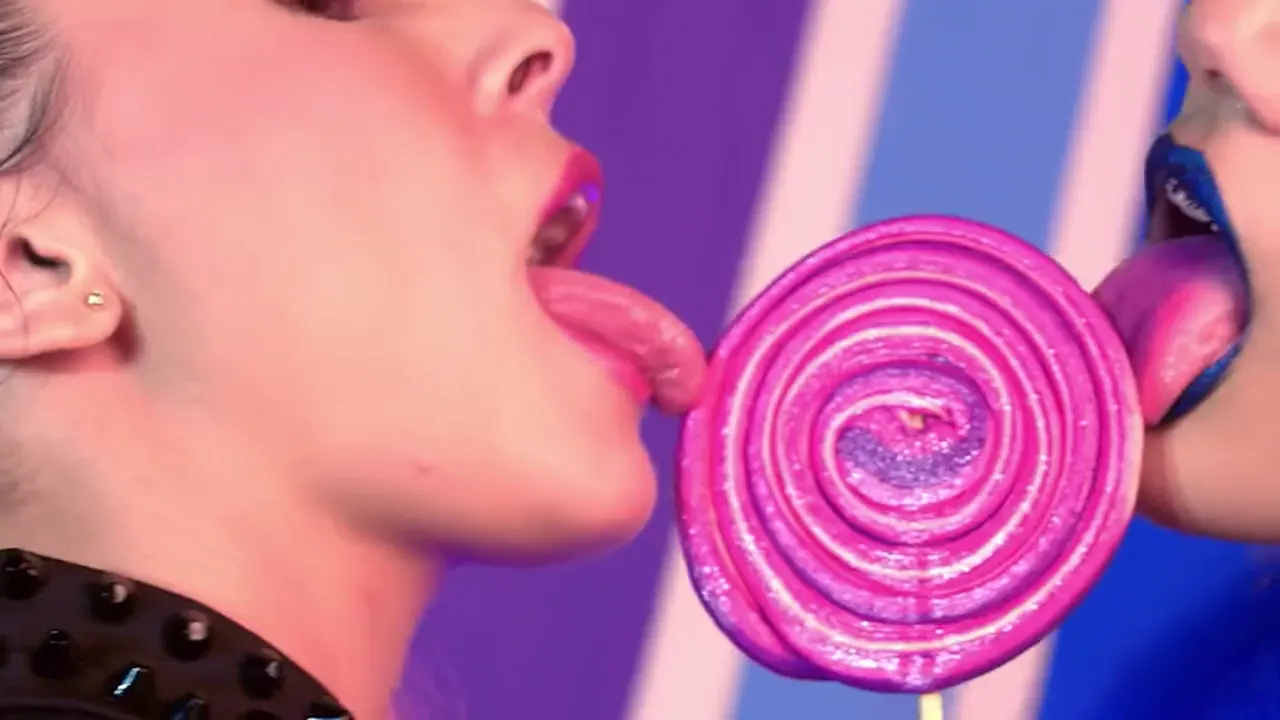 Videoclip pop: dos artistas con un caramelo en espiral