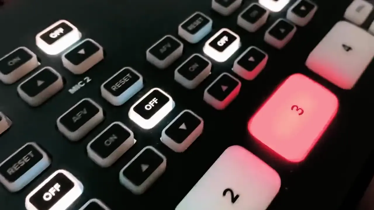 Consola de transmisión en vivo con botones iluminados
