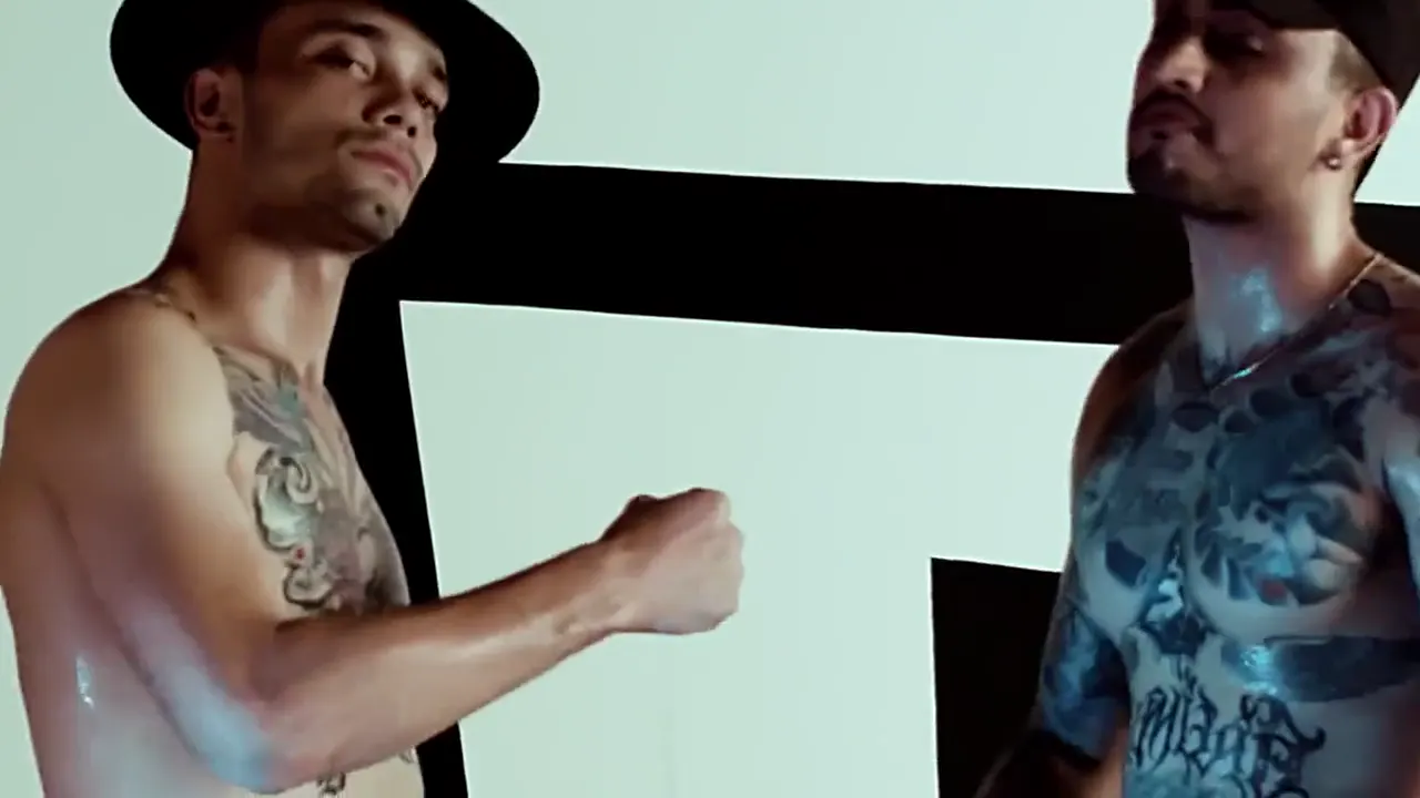 Videoclip urbano: dúo de artistas frente a una pared blanca